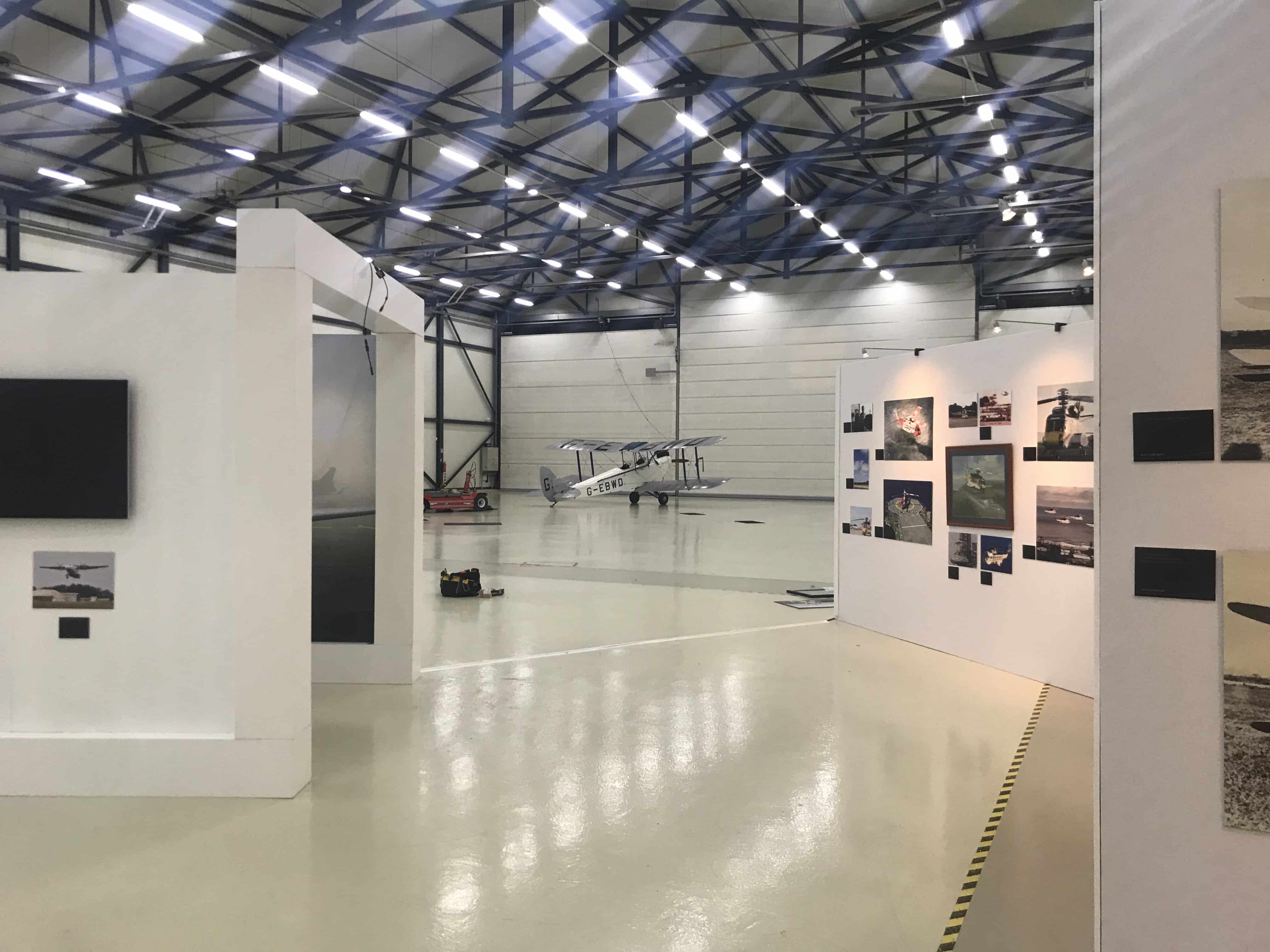 Standbouw expositie in Hangar