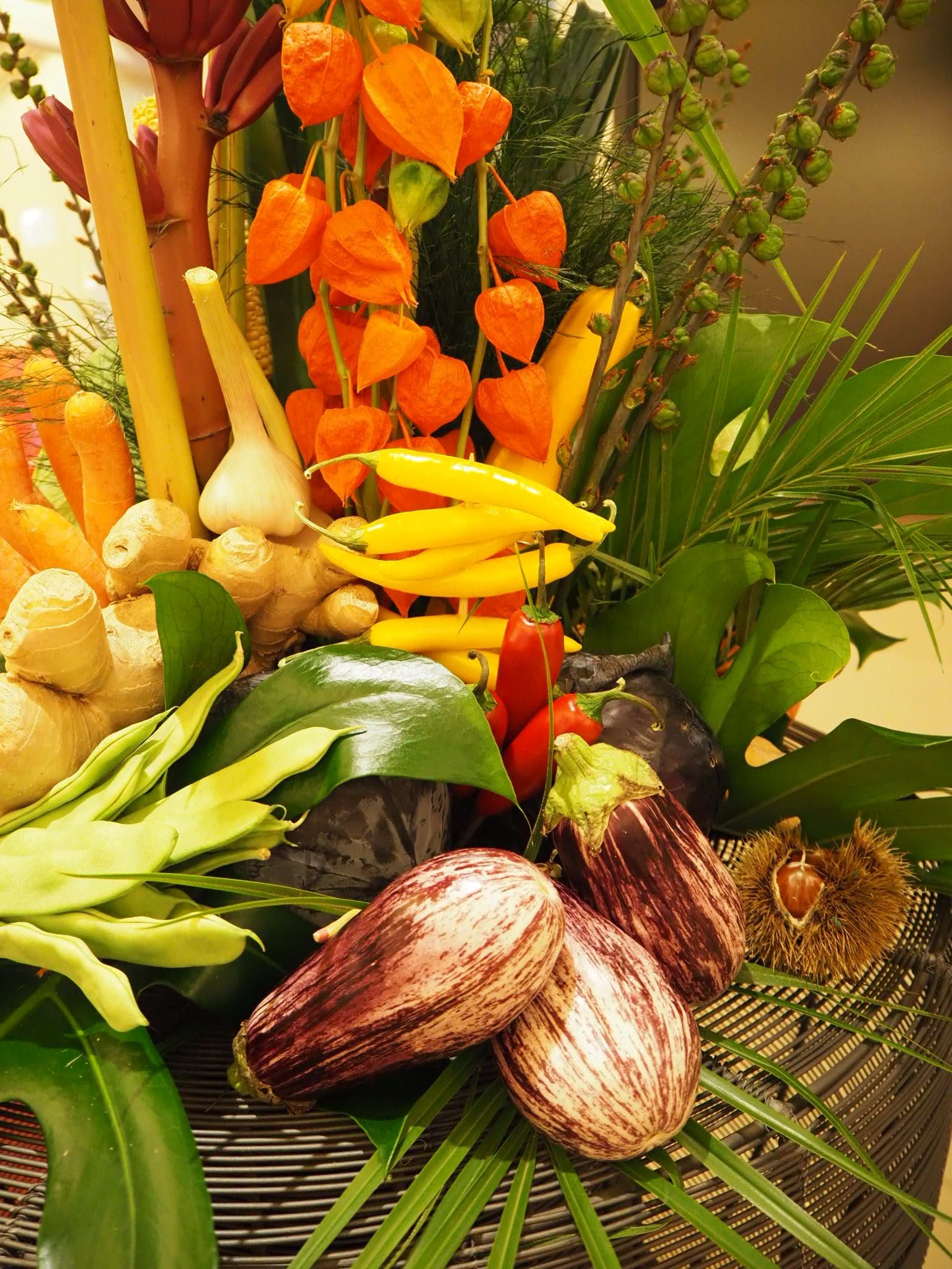 Bloemdecoraties met groente en fruit
